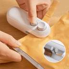 Mini selador 2 em 1 demonstrando a função de cortar embalagens de forma prática e segura