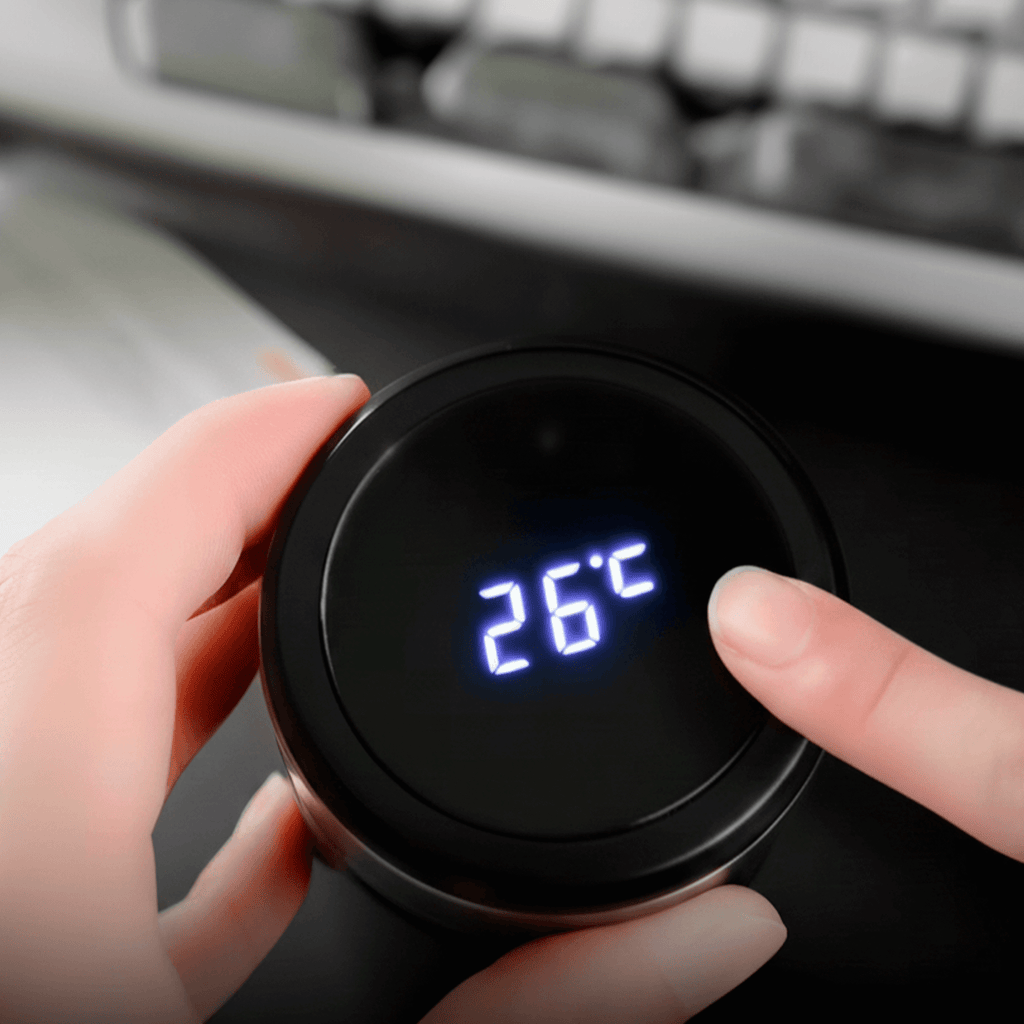 Garrafa térmica de inox com termômetro digital touch mostrando a temperatura da bebida