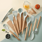 Kit de utensílios de cozinha de silicone com cabos de madeira em uso sobre bancada de cozinha 