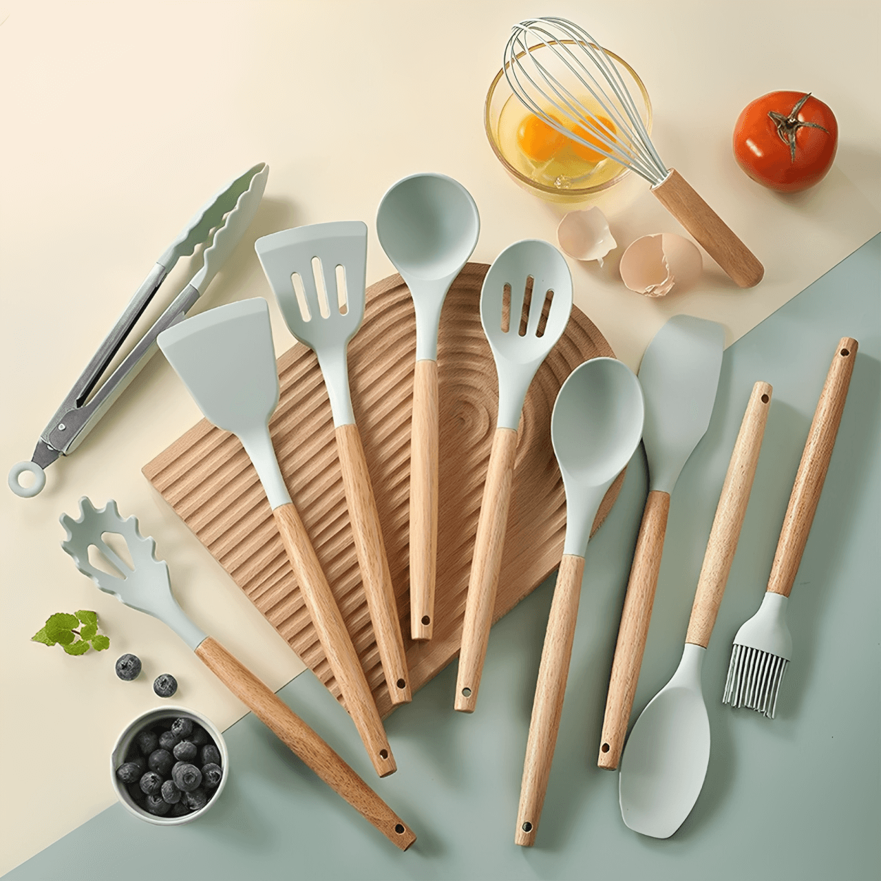 Kit de utensílios de cozinha de silicone com cabos de madeira em uso sobre bancada de cozinha 