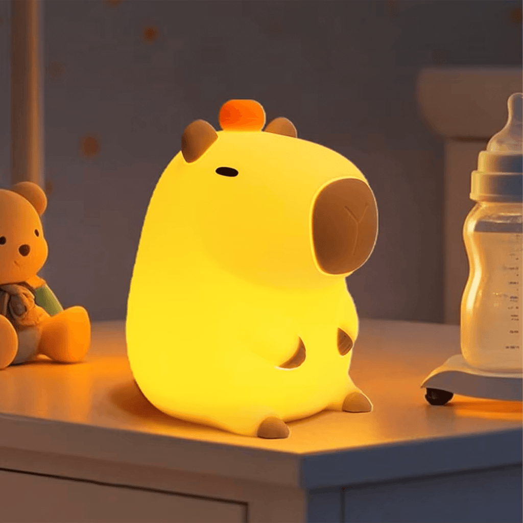 Luminária Capivara iluminando o quarto do bebê, ideal como luz noturna suave e decoração divertida
