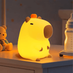 Luminária Capivara iluminando o quarto do bebê, ideal como luz noturna suave e decoração divertida