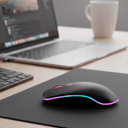 Mouse sem fio com LED RGB 2.4GHz em uso sobre mesa de trabalho ao lado de notebook