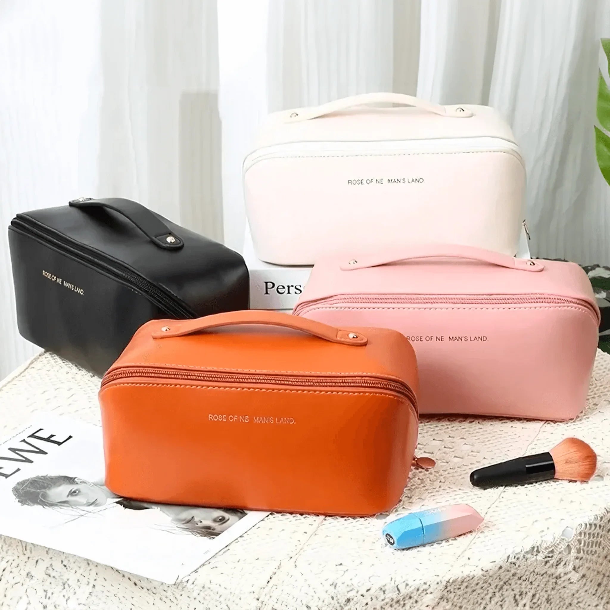 Necessaires organizadoras em várias cores, todas fechadas e alinhadas de frente