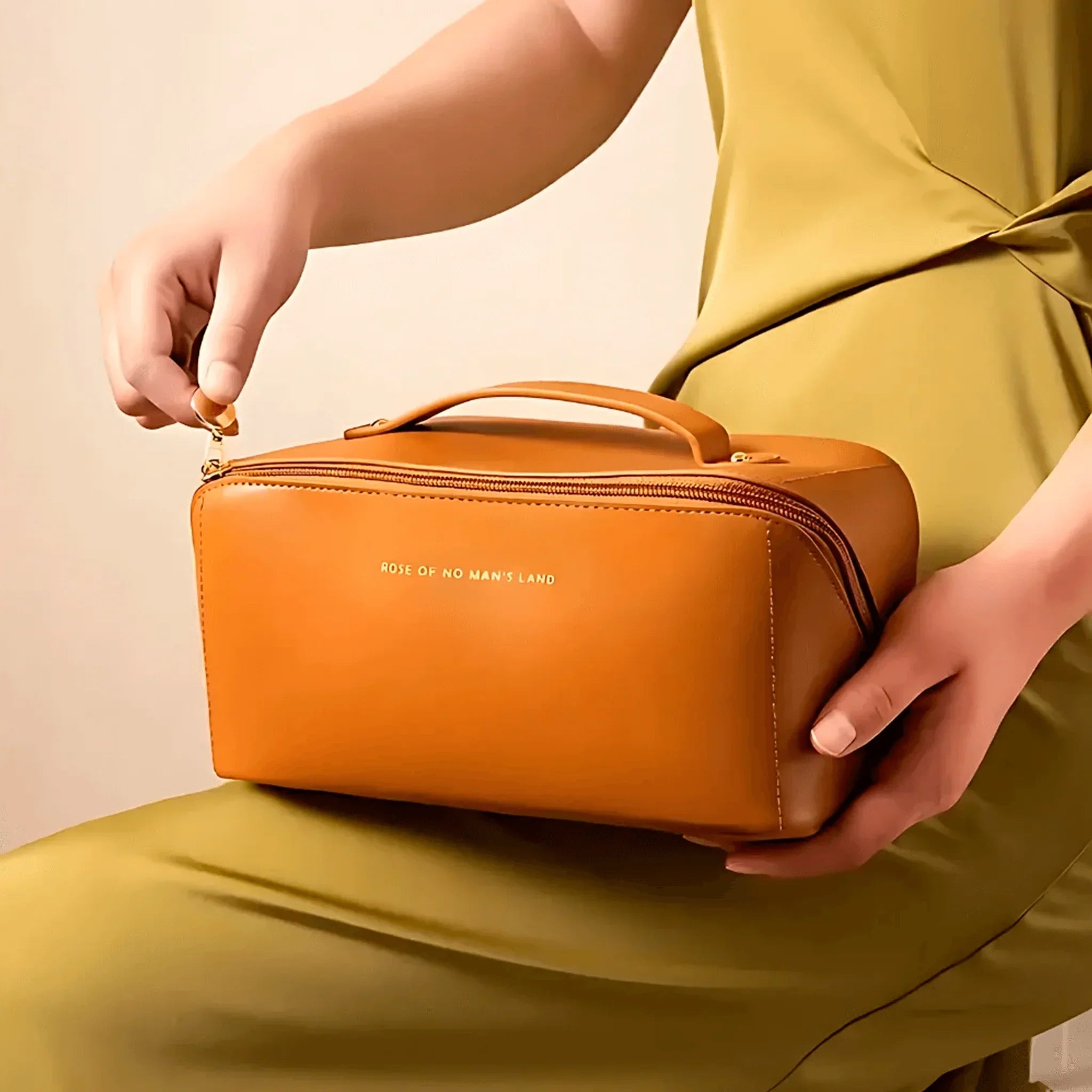Necessaire marrom sendo aberta