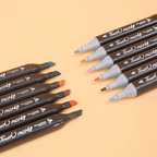 Detalhe das pontas chanfrada e fina das canetas marcadoras dupla ponta para traços e preenchimentos