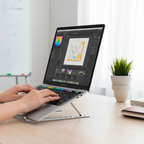 Pessoa utilizando suporte ajustável de alumínio para notebook em mesa de escritório