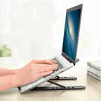 Pessoa utilizando notebook apoiado na base ajustável ergonômica para maior conforto