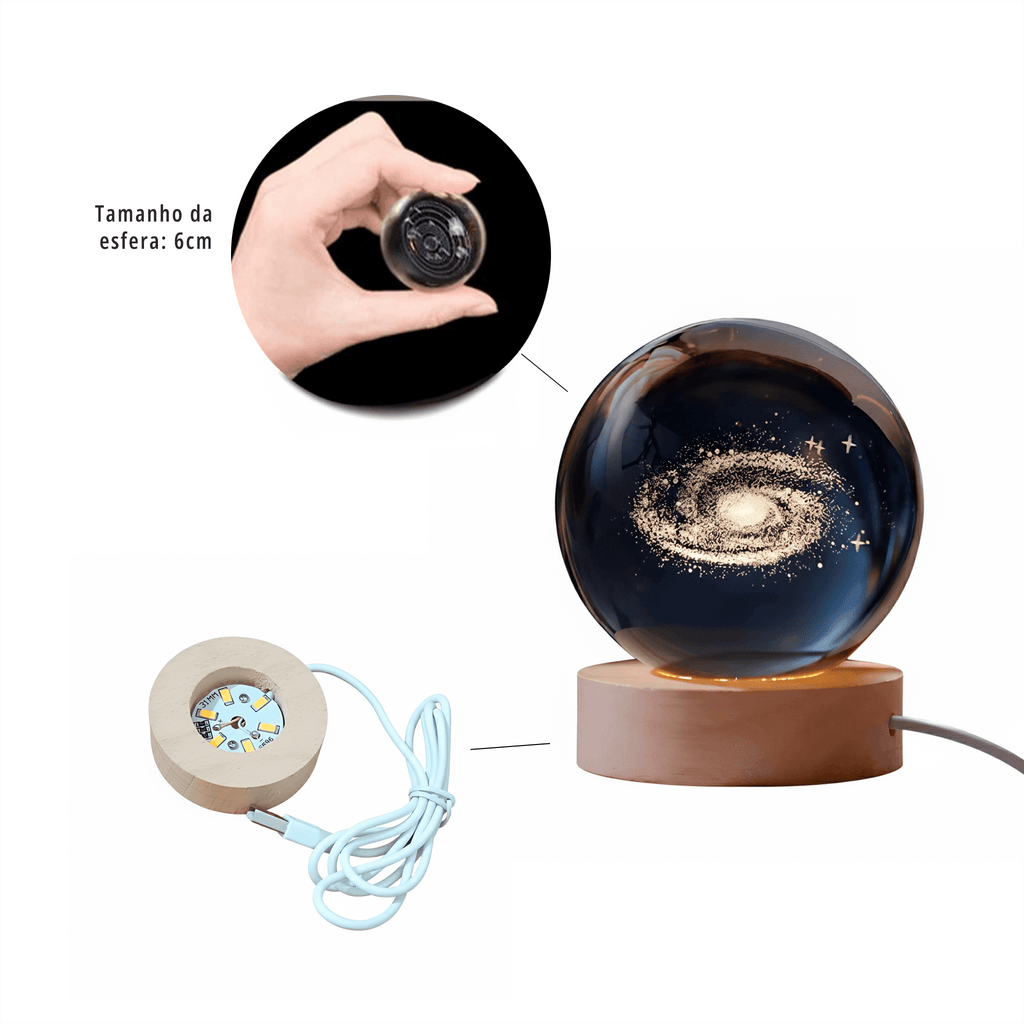 Luminária Bola de Cristal Galáxia com base de madeira e esfera de 6 cm, mostrando detalhes do tamanho e estrutura da luminária decorativa