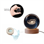 Luminária Bola de Cristal Galáxia com base de madeira e esfera de 6 cm, mostrando detalhes do tamanho e estrutura da luminária decorativa