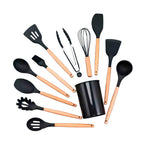 Utensílios de cozinha de silicone com cabo de madeira espalhados sobre a mesa, conjunto completo mostrando todas as 12 peças